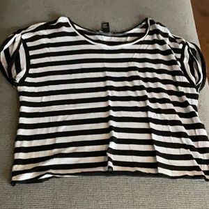 5 FOR $25- FOREVER 21 SHIRT